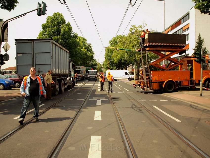 LKW riss Oberleitung ab Koeln Deutz Am Schnellert Siegburgerstr P129.JPG